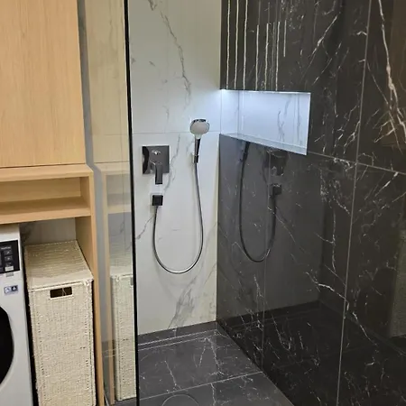 Azure Luxe شقة
